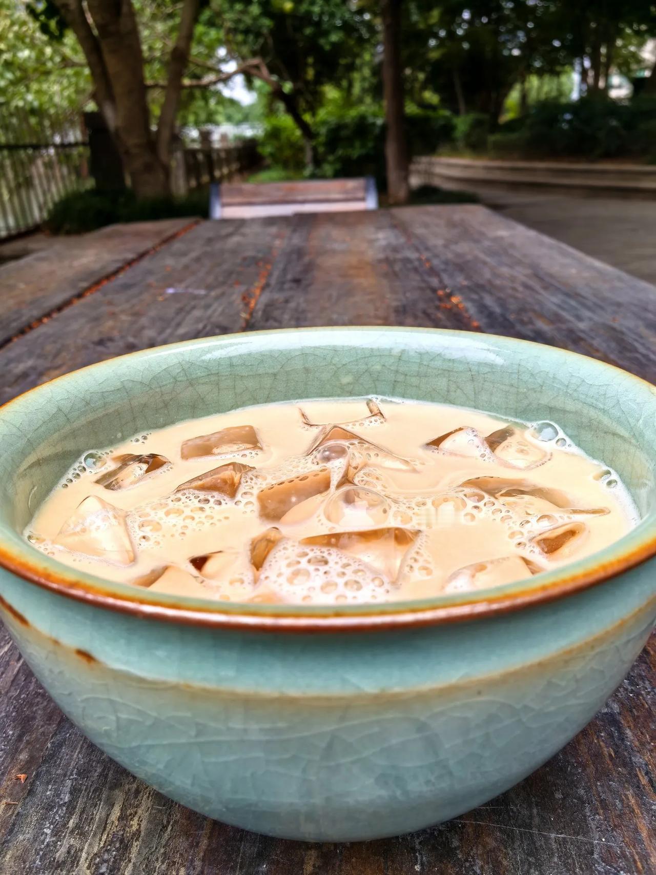 你撑纸伞回头望，千年乌衣巷～谁家墙头有梅，自芬芳？人间一场烟火，你曾盛开过～刻几