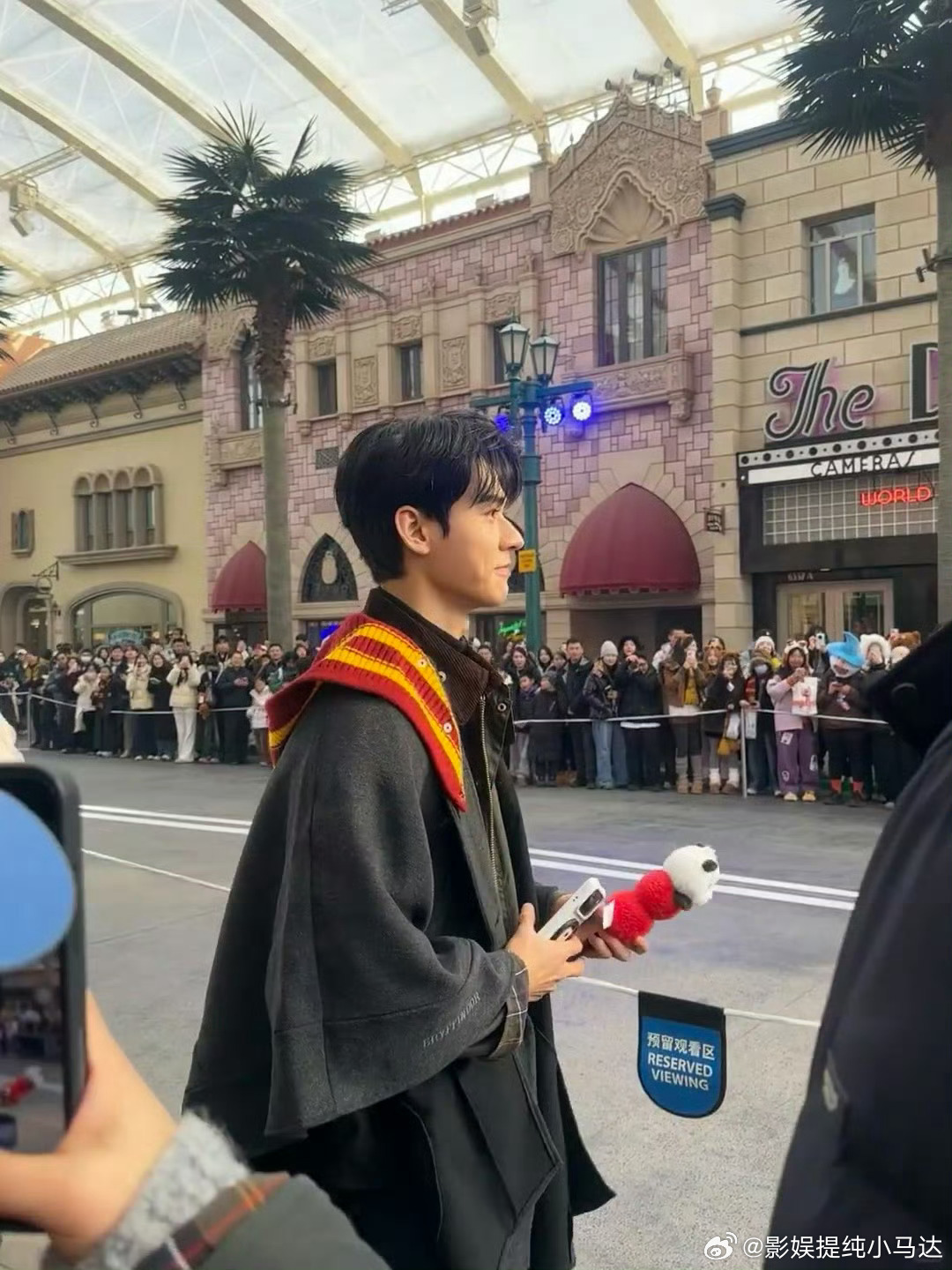北京环球影城偶遇龚俊有网友在北京环球影城偶遇龚俊，发现了龚俊佩戴着熊猫围巾，而且