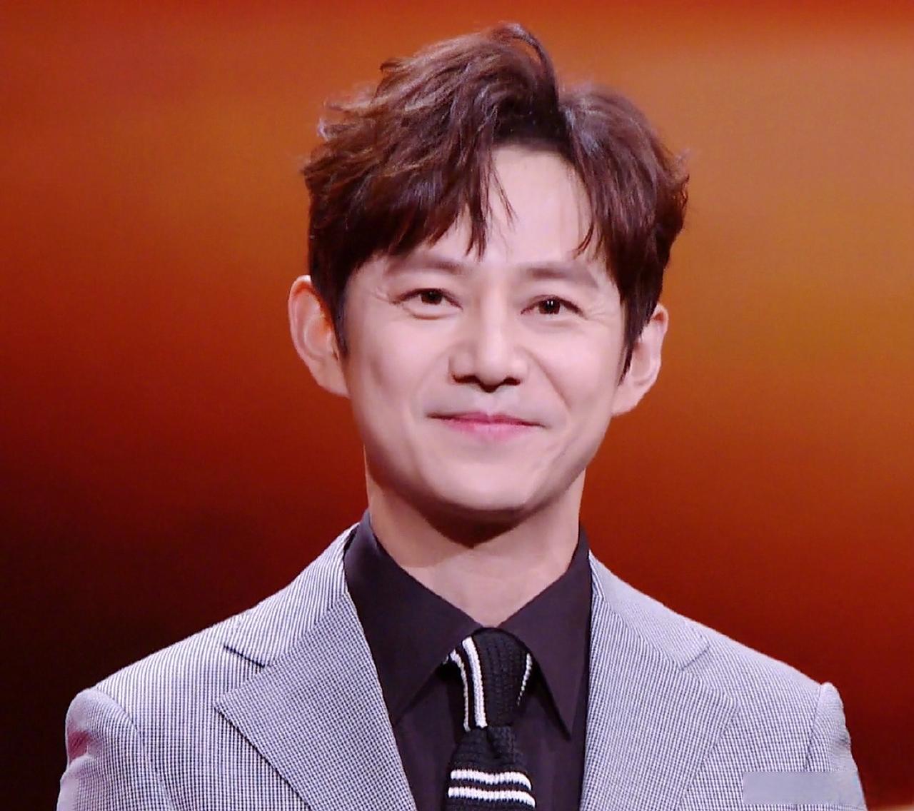 继李湘在机场的胖照片上了热搜后，老搭档何炅也紧随其后。

不过比起李湘的炫，何炅