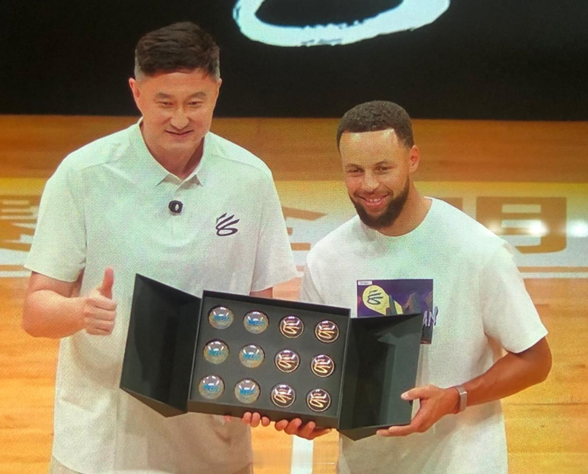 广东男篮总教练杜锋为库里送上粤BA纪念品。库里将空降粤BA粤BA广东宏远[超话]