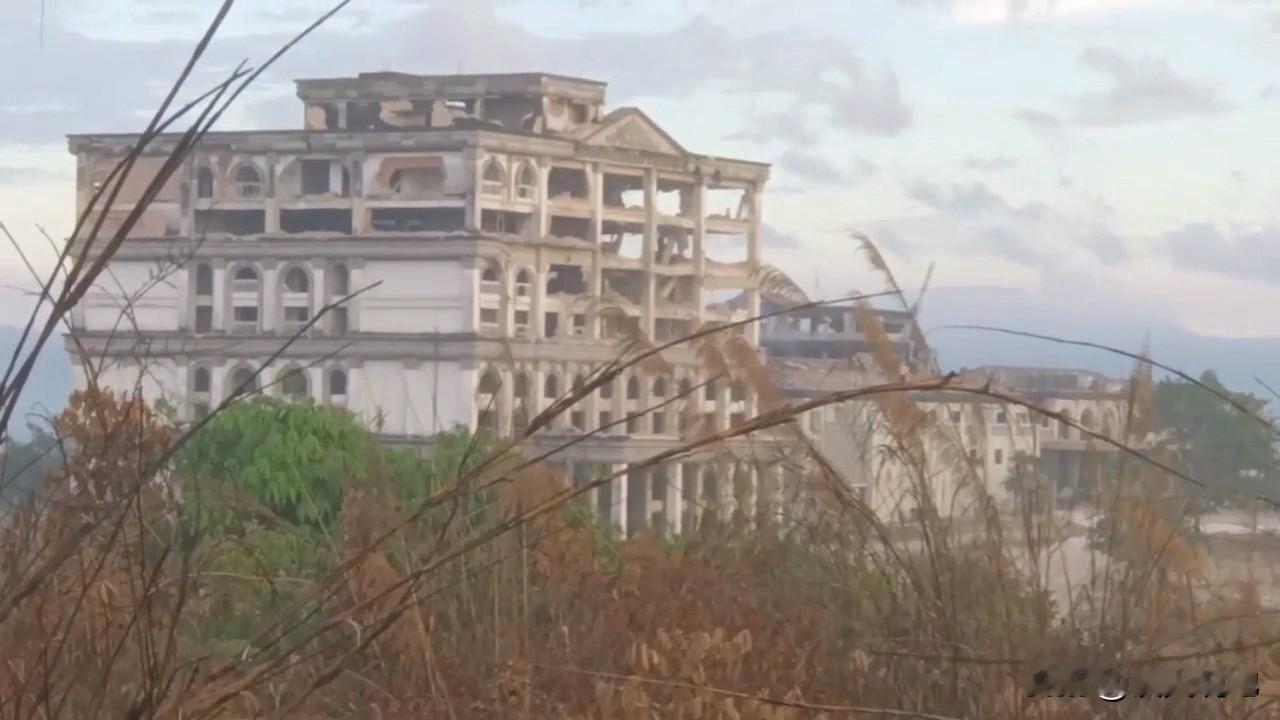泰国军方这次应该是要把柬埔寨打残了
今天早上又摧毁了一栋赌场大楼和炸毁一座桥梁。