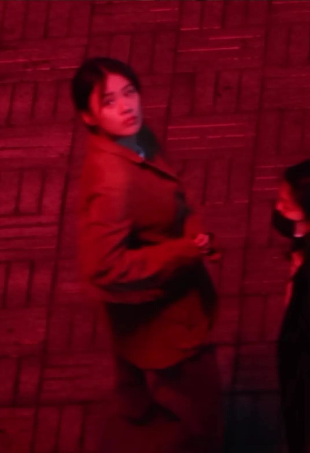 有网友在重庆西区医院偶遇马思纯在拍戏，可是晚上光线太暗，看得不够清楚，感觉马思纯