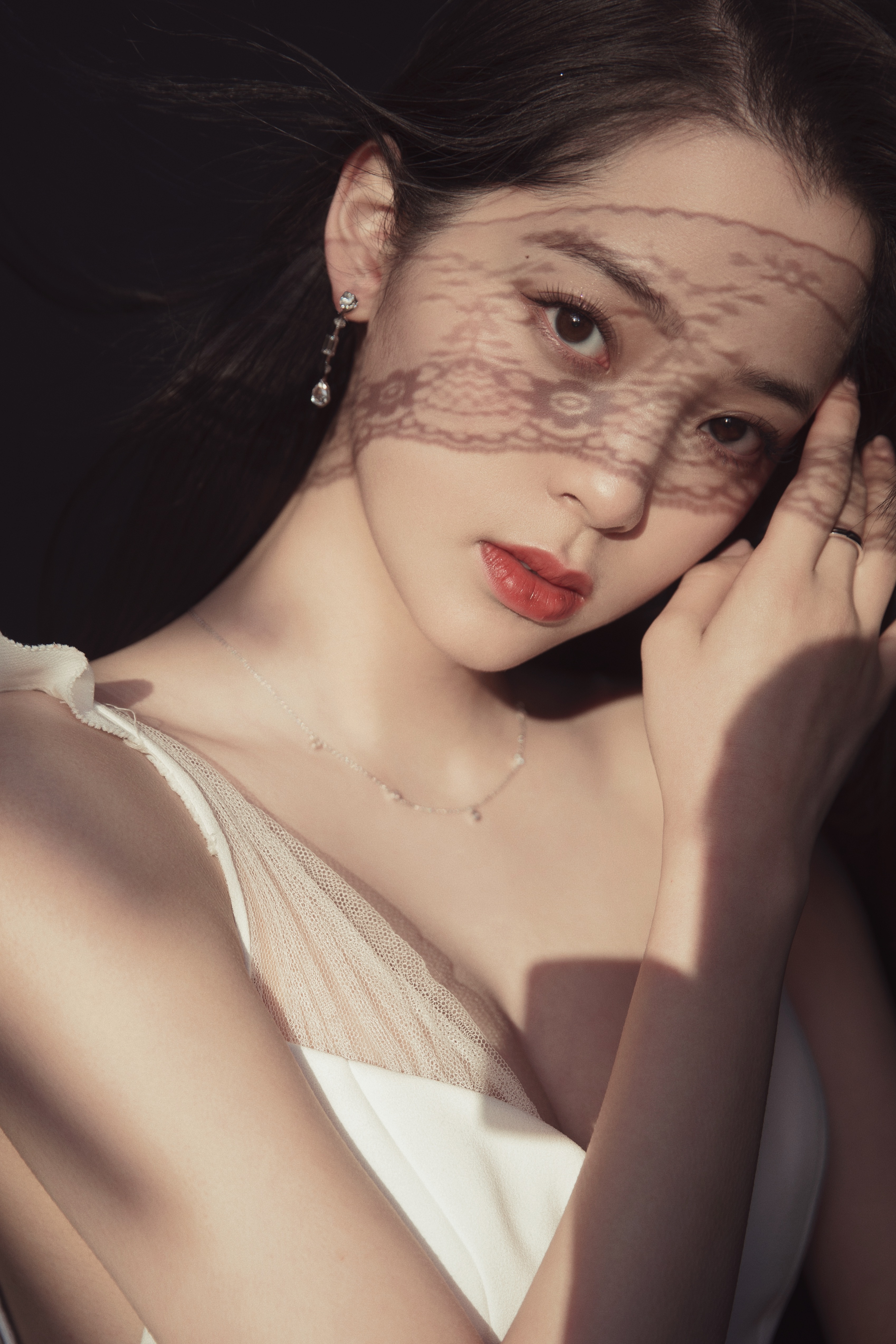 欧阳娜娜  身着白色吊带裙，优雅而个性，犹如一位清新脱俗的仙女。 精致的项链和耳