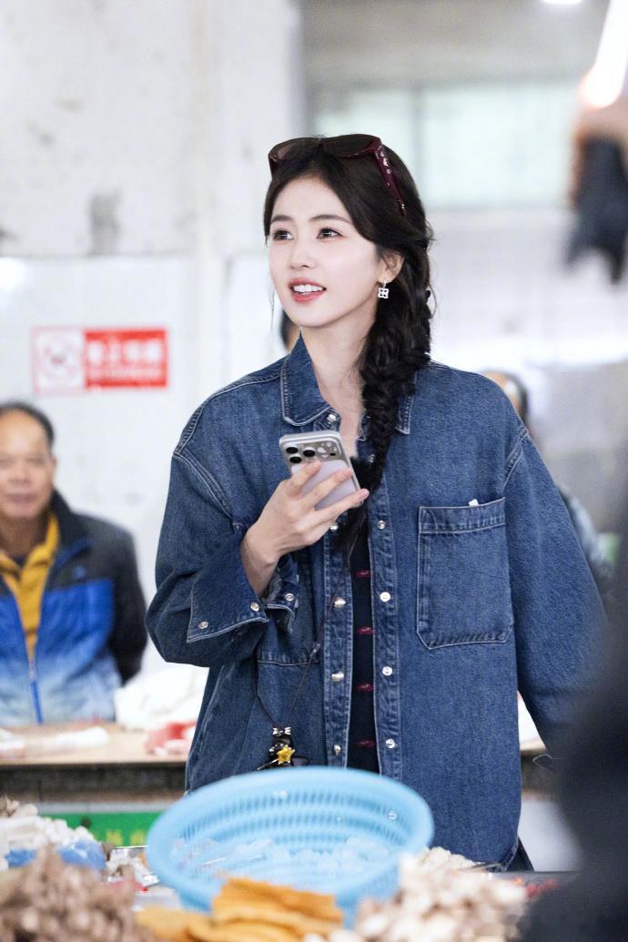 白鹿来客栈解锁下全新体验白鹿和迎宾板合照白鹿发九宫格宣传《亲爱的客栈》，还和自己