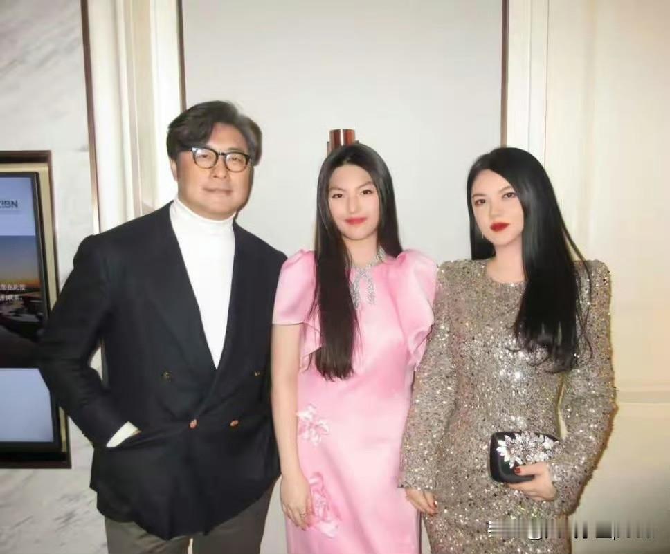 看到李湘一家在哈尔滨参加聚会这状态，真的挺难得的。
离婚后还能一起带孩子参加家庭