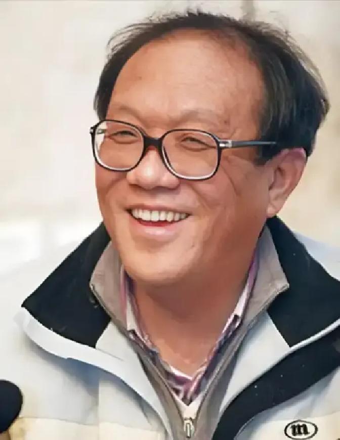 2010年，作家史铁生突发脑溢血，医生问他的妻子陈希米：“救不救？”没想到陈希米