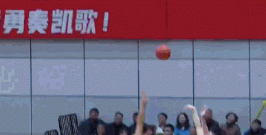 危险动作！北京时间今晚，山东男篮客场与江苏男篮展开较量，第二节比赛结束前，山东外