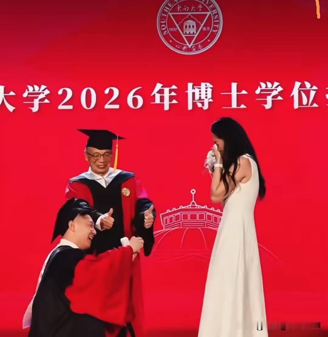 评：这种时刻见证特殊时刻，本无可厚非，前提是，不要影响仪式主要目的，添花加彩，何