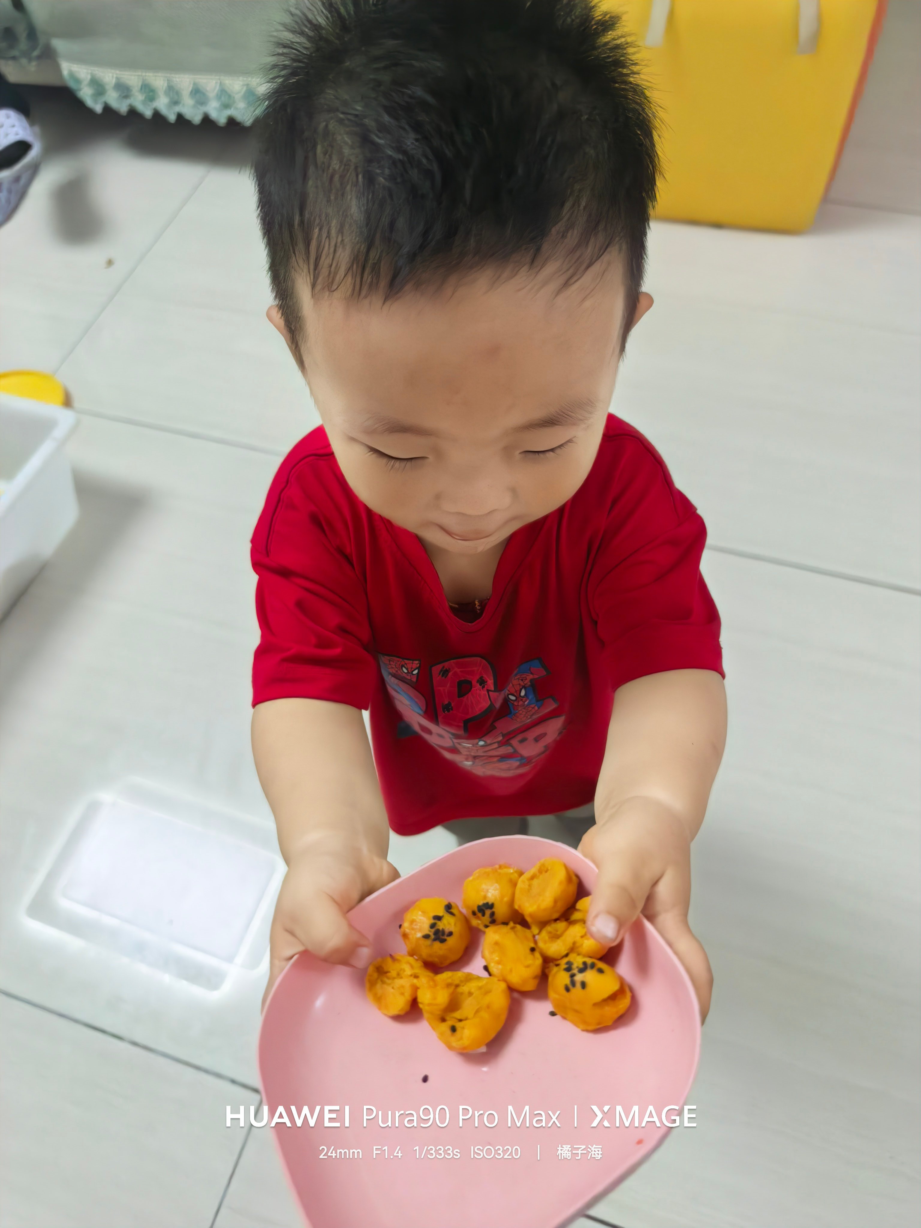 回家推开门那一刻，乐乐兴致勃勃的冲过来，立马给我投喂零食。这一刻，工作了一天的疲