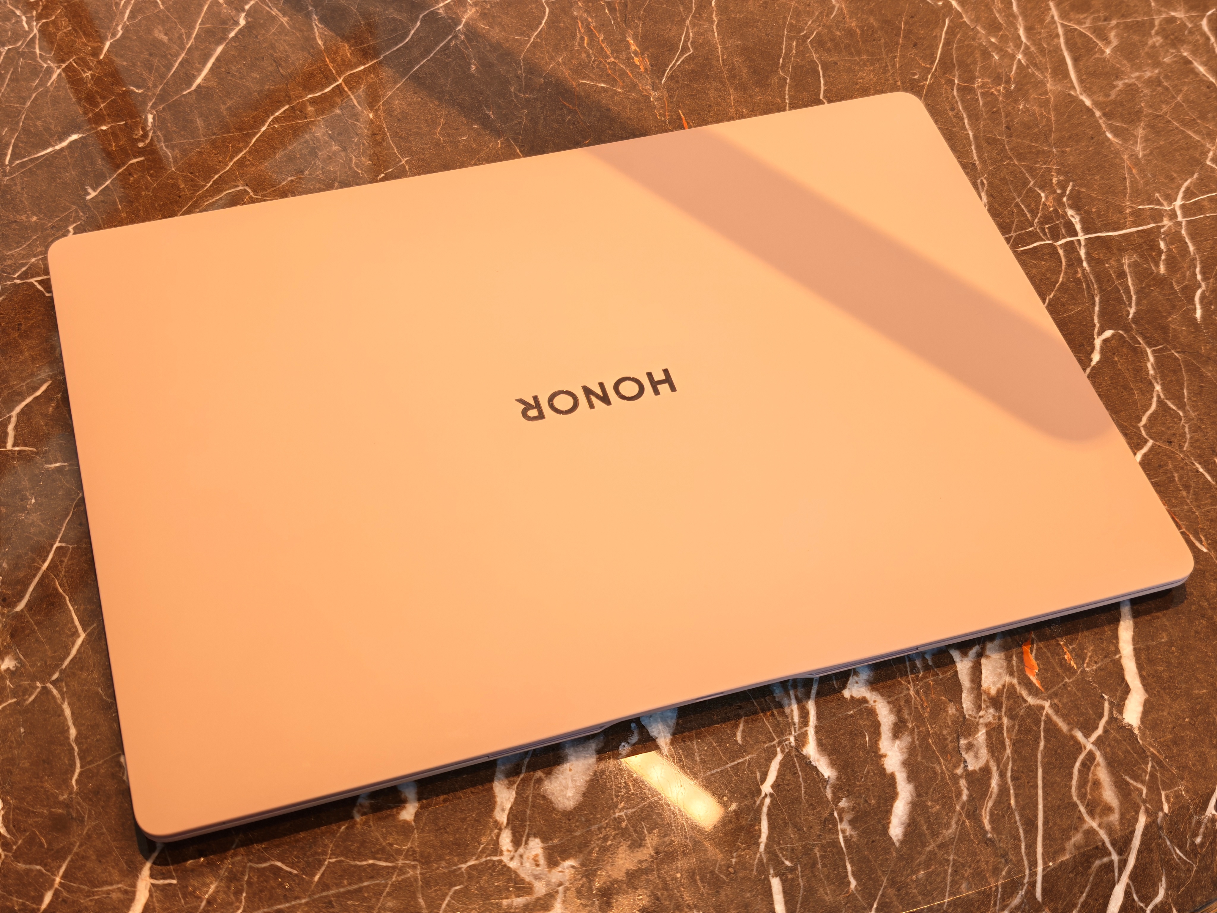 这本本现在真的就是我的出差救命神器，轻薄好用方便，原本以为我忘了带它，结果发现它