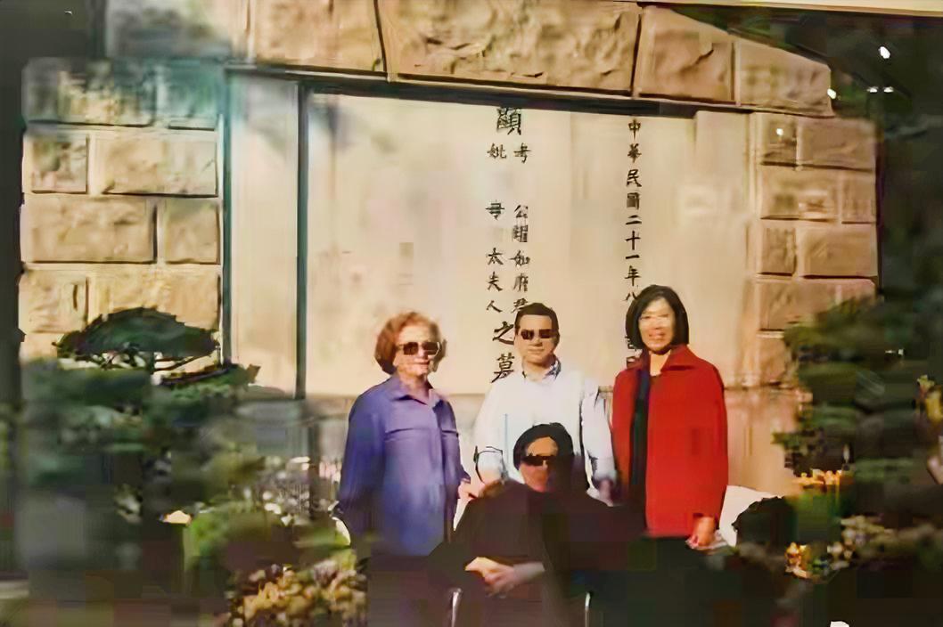 2007年，孔令仪在宋庆龄陵园扫墓时的合影，一生无子，第二年去世