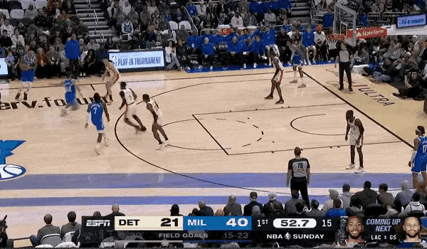04月14日今日NBA常规赛活塞对阵雄鹿的比赛正在进行中。

比赛第一节，库兹马