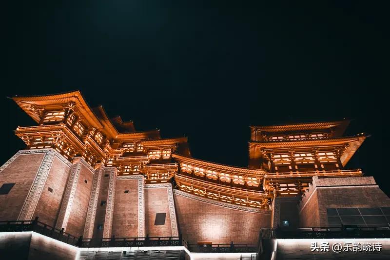 人到洛阳花似锦，
风过伊洛柳如烟。
《洛阳春》“人到洛阳花似锦”的经典成句，勾勒