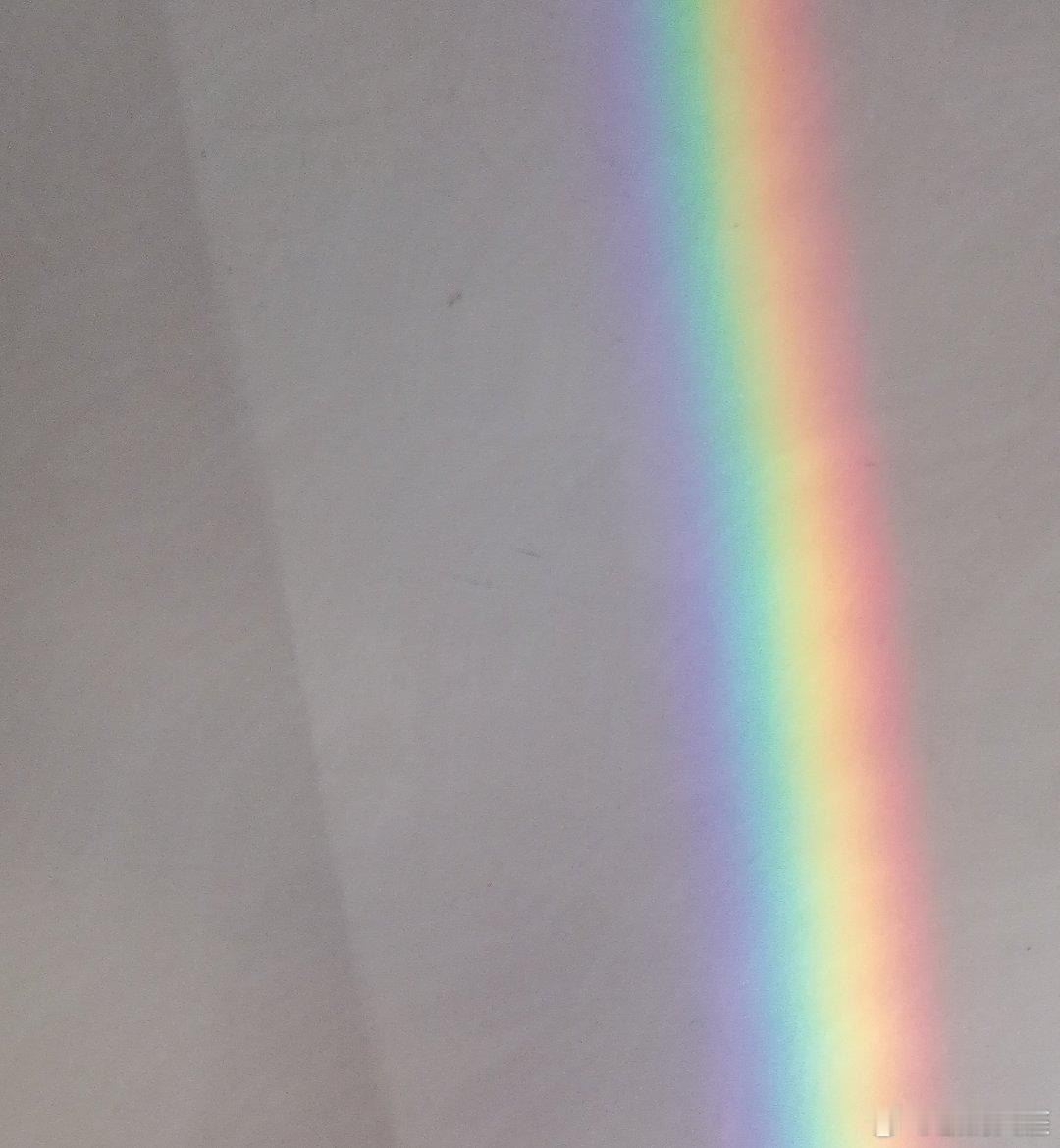 光无处不在，这是在地板上拍到的，原来以为下过雨后的天空才会出现彩虹！生活手记 ​
