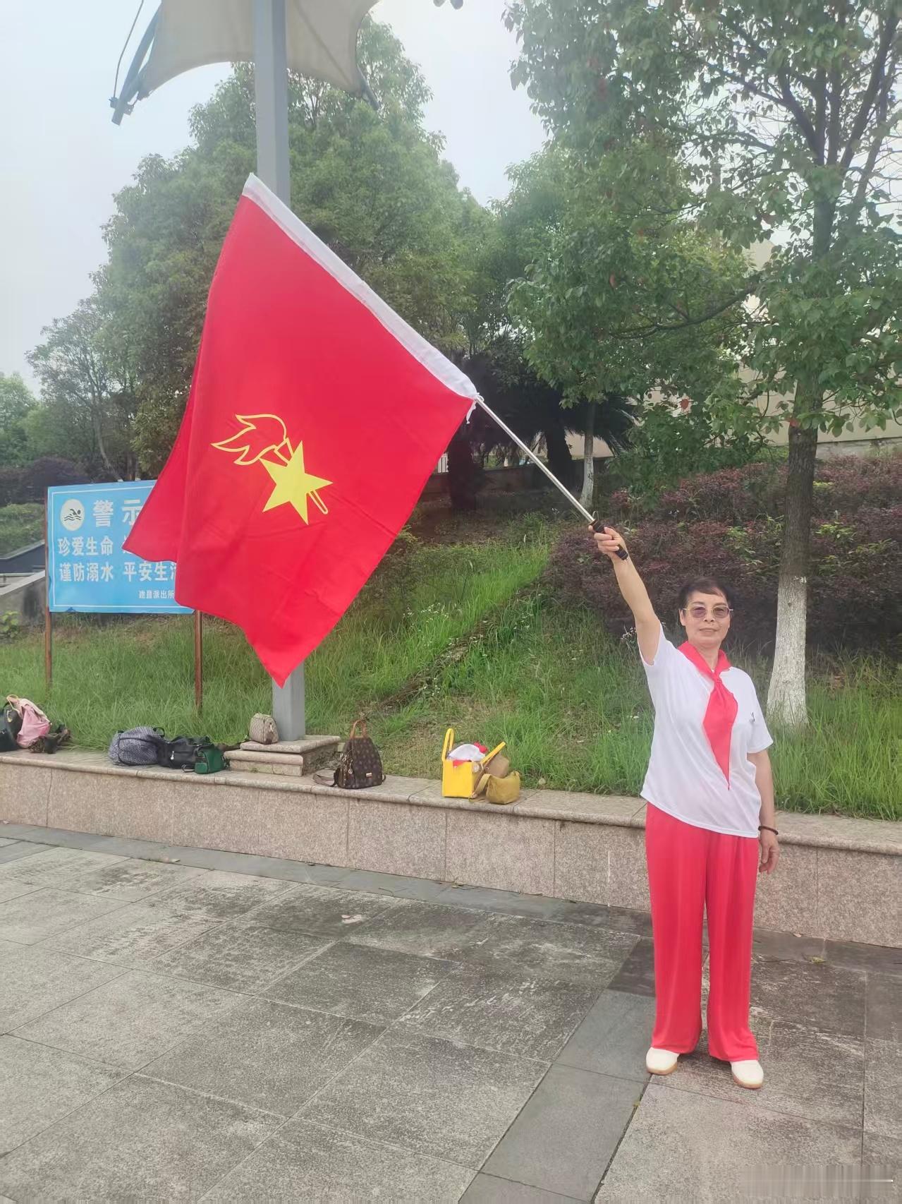 江西省南城县黎明脚步盱江书院健身团队㊗️所有的老顽童节日快乐，青春永驻！ 