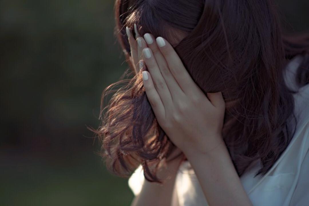 这个男人让你时不时地受委屈，不要哭，哭是最没有意义的事情。

你哭得再伤心，他也