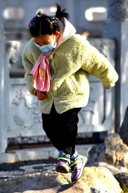 快过年了，大家要小心了。
今天晚上大约八点左右，有人咚咚敲门，打开一看，是一个很
