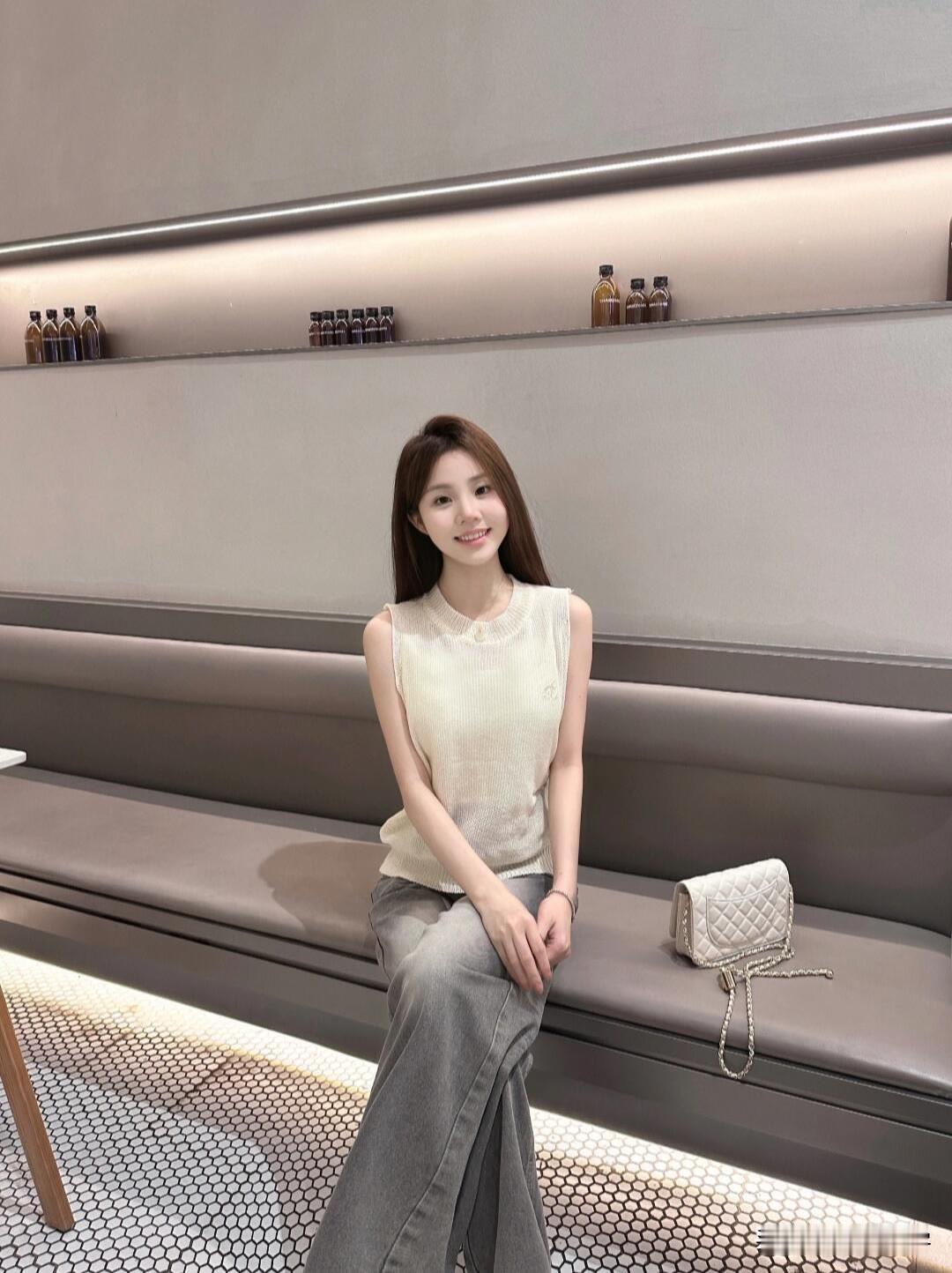 坐在公园的长凳上，阳光慵懒地洒在身上。周围的欢声笑语不断，像灵动的音符般跳进耳朵