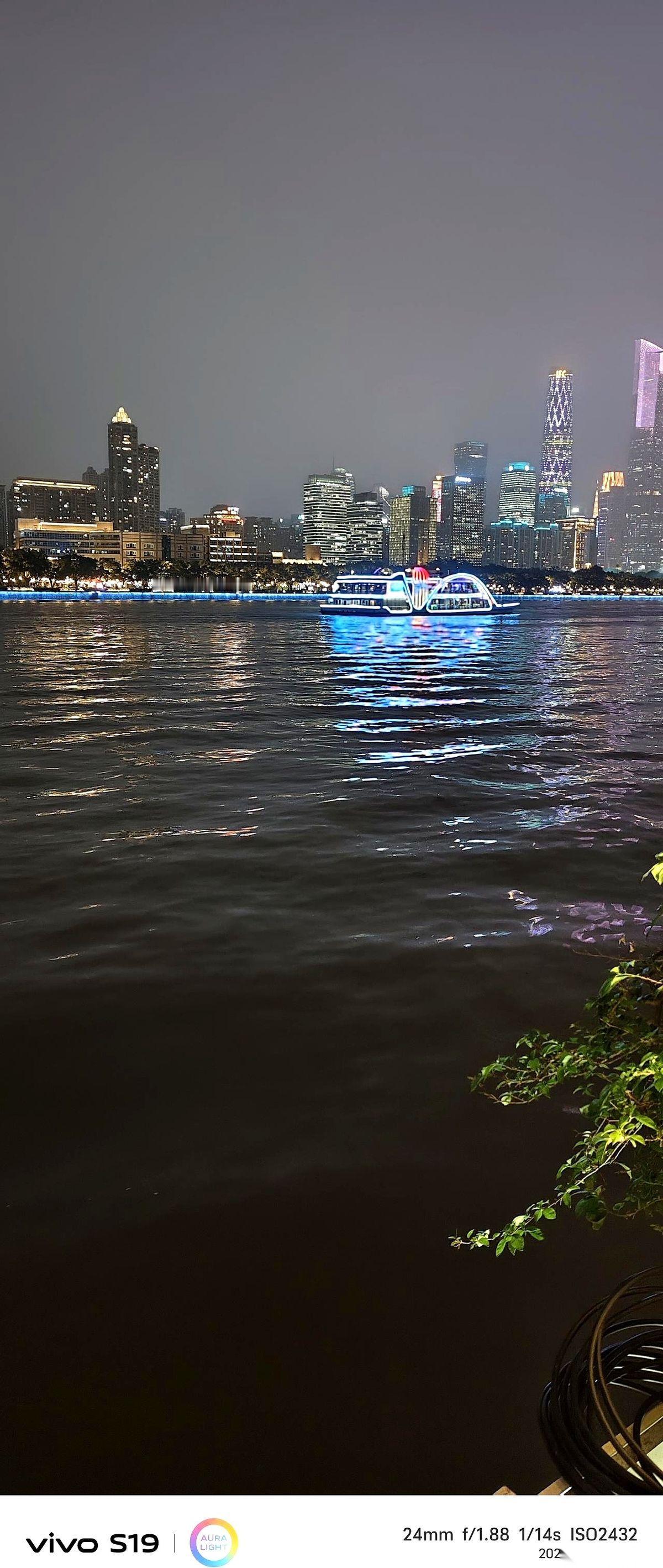 我跟你说个扎心的事儿吧。
她不是恨你，也不是讨厌你。
在她眼里，你可能根本就不是