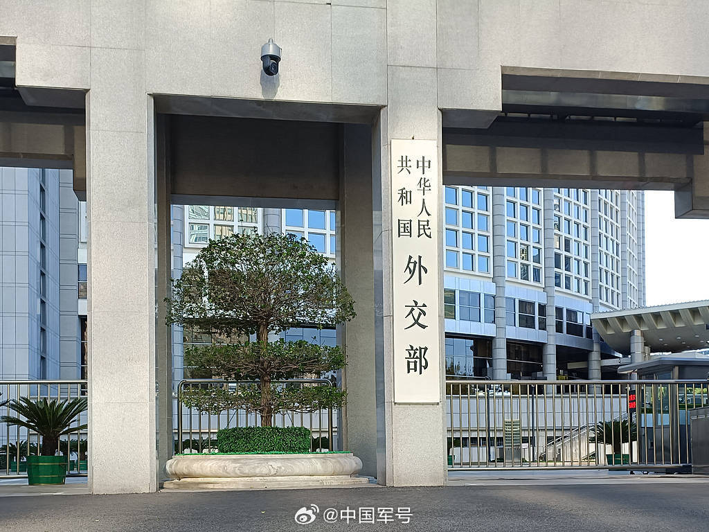 外交部敦促日方严惩强闯使馆男子【外交部：敦促日方给中方一个负责任交代】今天，外交