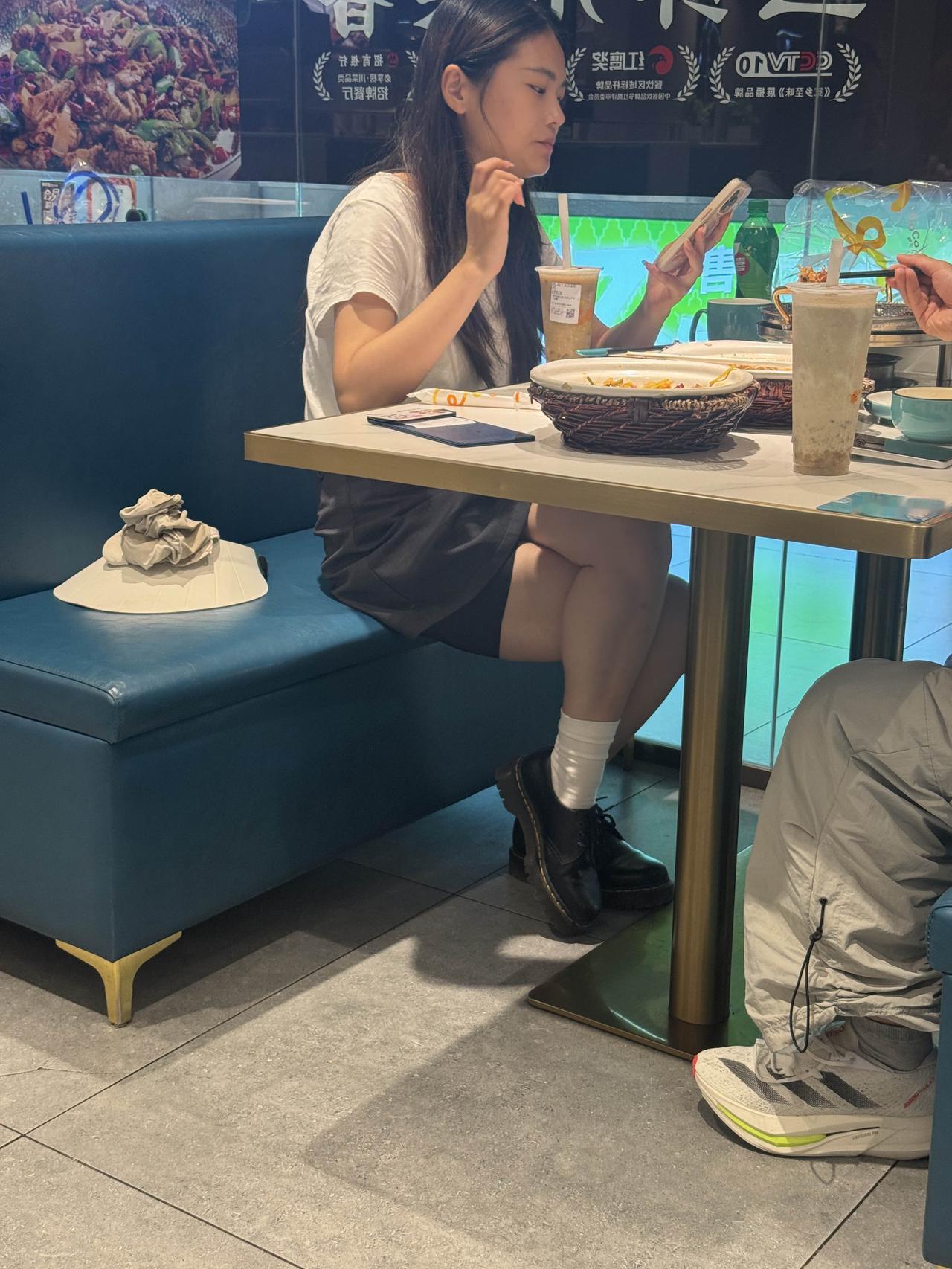 为什么漂亮的女孩子，都喜欢吃饭时候点一杯奶茶
