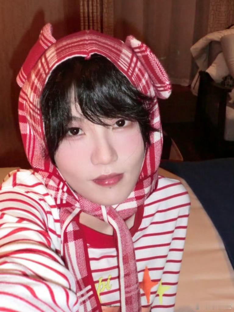 陆柯燃 草莓蛋糕 今天是平安夜甜妹的红白配色把节日属性拉满了🎄小红帽配苹果，是