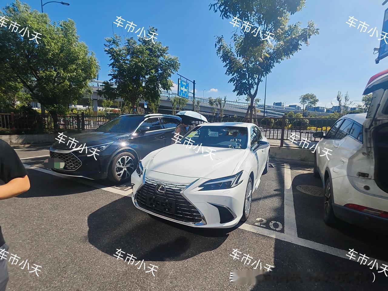 提车日记：山东小伙伴提雷克萨斯ES

今天给山东的小伙伴提了一辆雷克萨斯ES，配