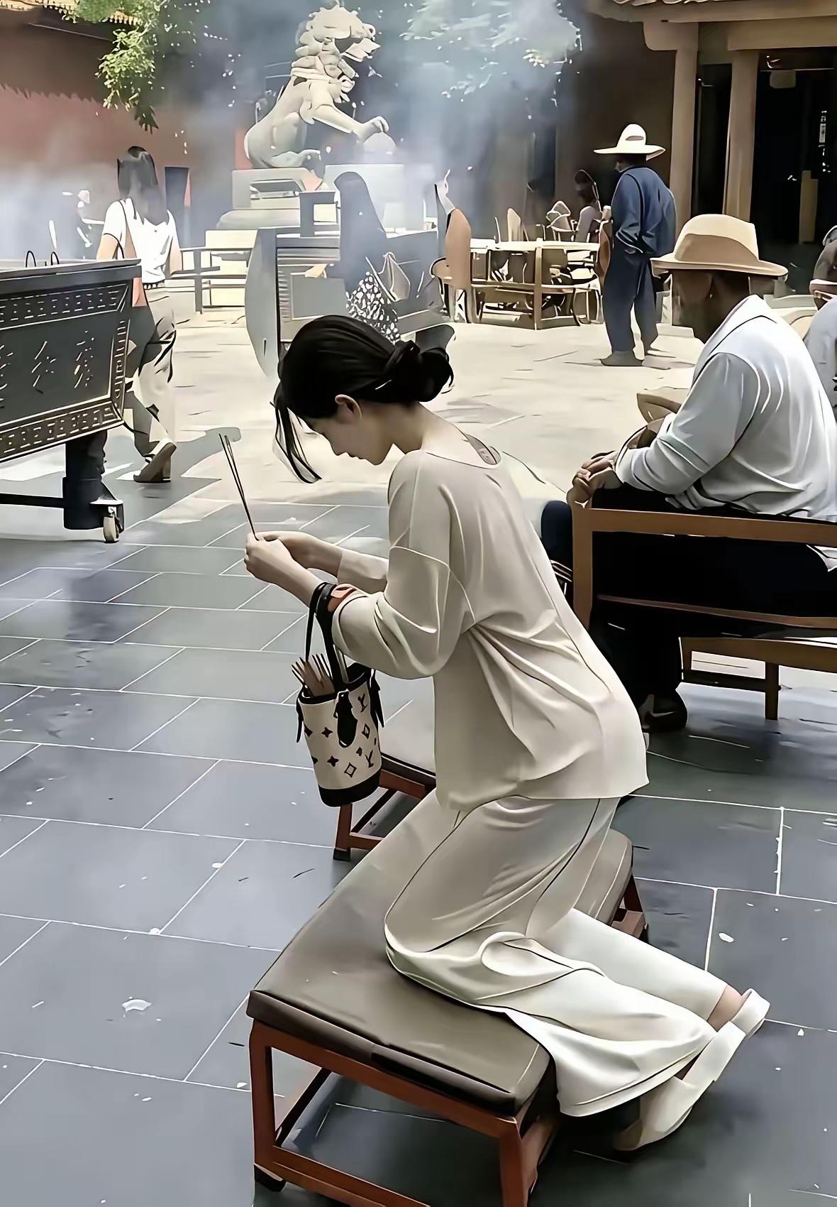 这身段这气质，还来拜佛？求啥啊，求别太美吗？[捂脸]