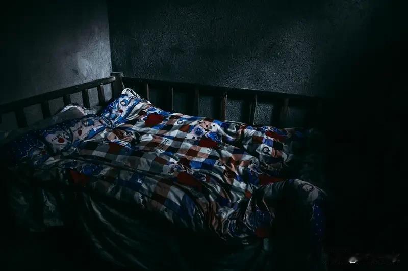 浙江山村的陈叔遭遇了一件离奇事。86岁母亲突然因腹泻、乏力离世，陈叔遵循“压鬼床