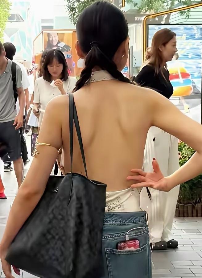 女人可以多露，你不可以多看，否则就说你色眯眯的不正经。

这样穿怎么了？大热的天