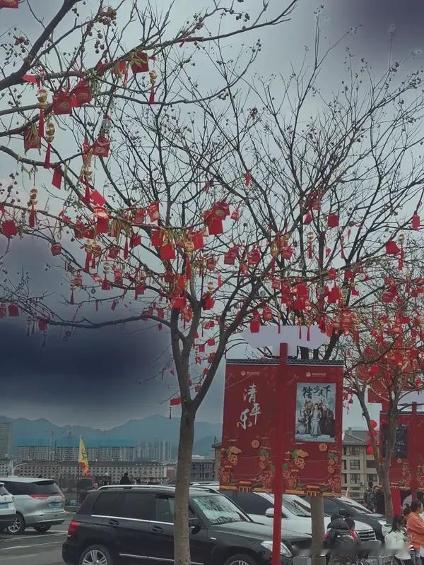 我的春节从大年二十九开启，一顿简单晚餐后，带着小孩去江边放烟花，五彩烟花在夜空绽