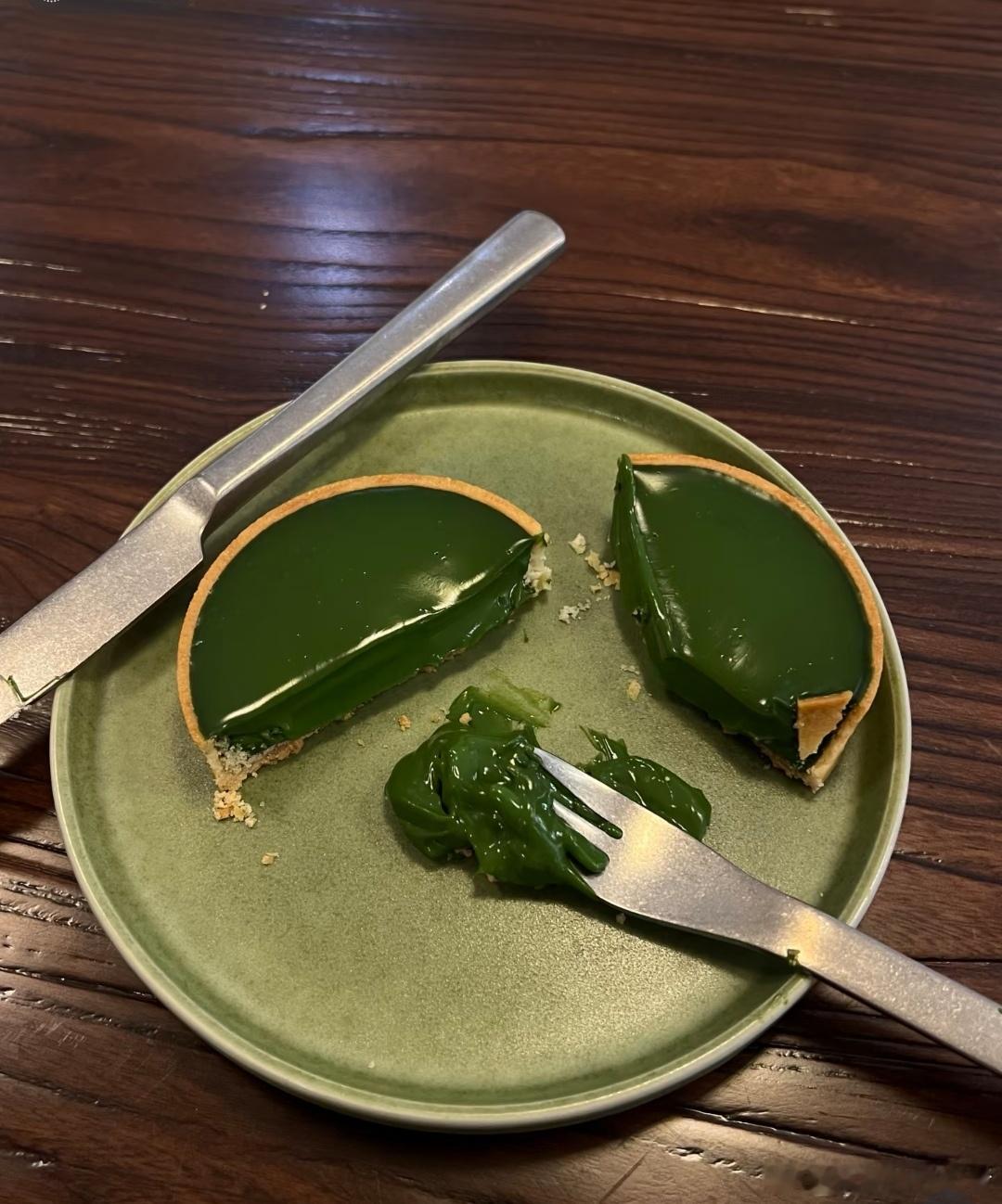 一杯冰抹茶，一块流心巴斯克，一本翻开的小书，就是我能想到的最舒服的午间时光，午安
