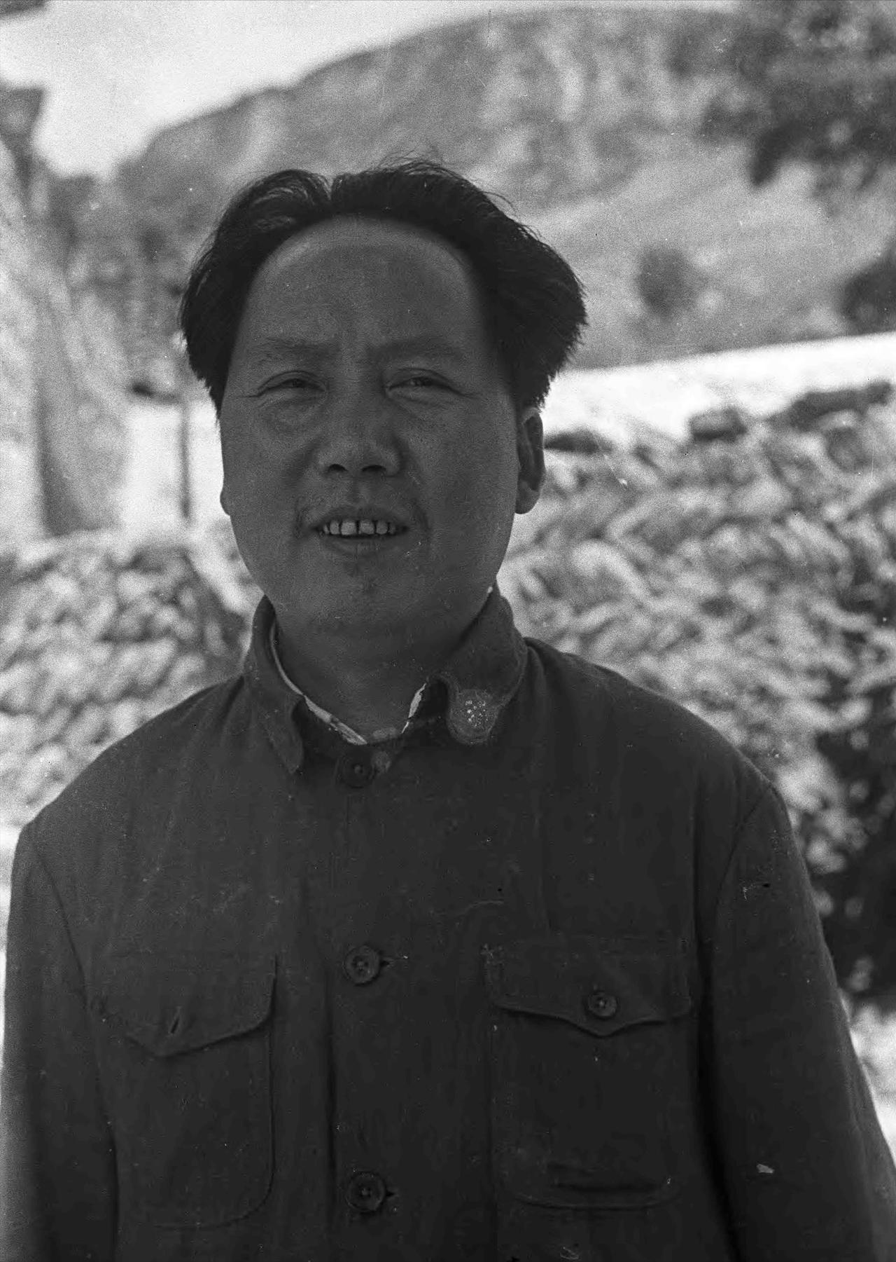 1944 年陕北，美国记者镜头下，定格下共和国脊梁的坚毅身影。
毛泽东、周恩来、