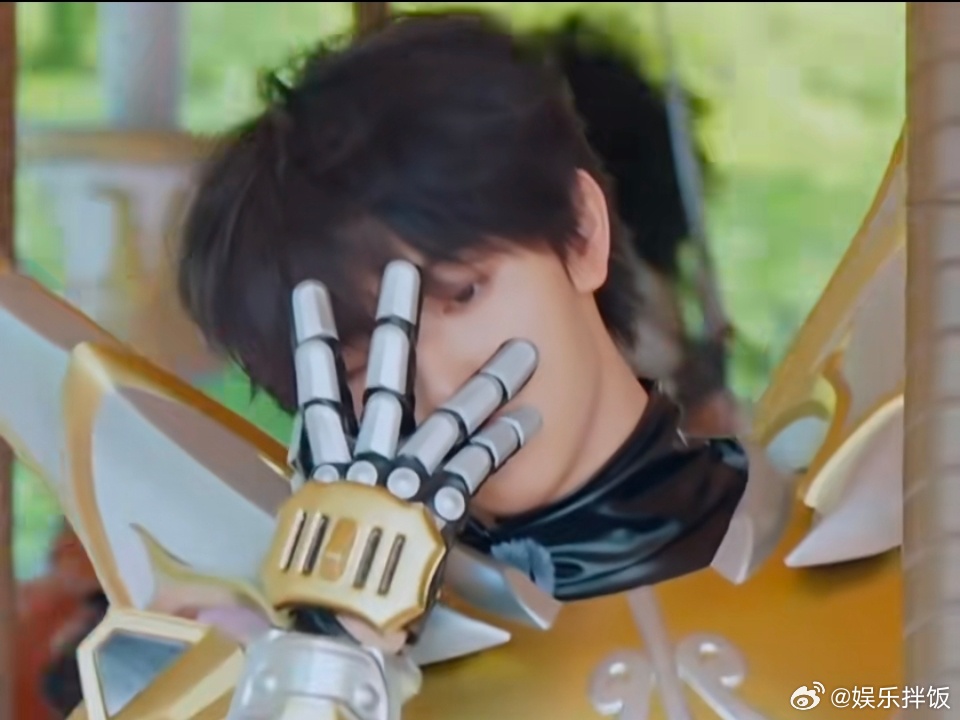 穆祉丞中二魂燃起来了周五晚高疯 穆祉丞在周五晚高疯里cos铠甲勇士，中二魂直接燃