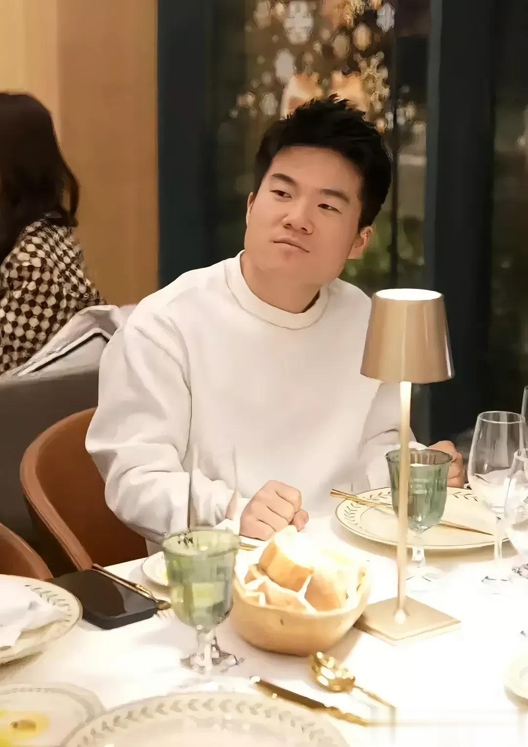 这是董宇辉在东方甄选团建活动中的一张抓拍，若有所思的样子，心事重重。再也回不到小