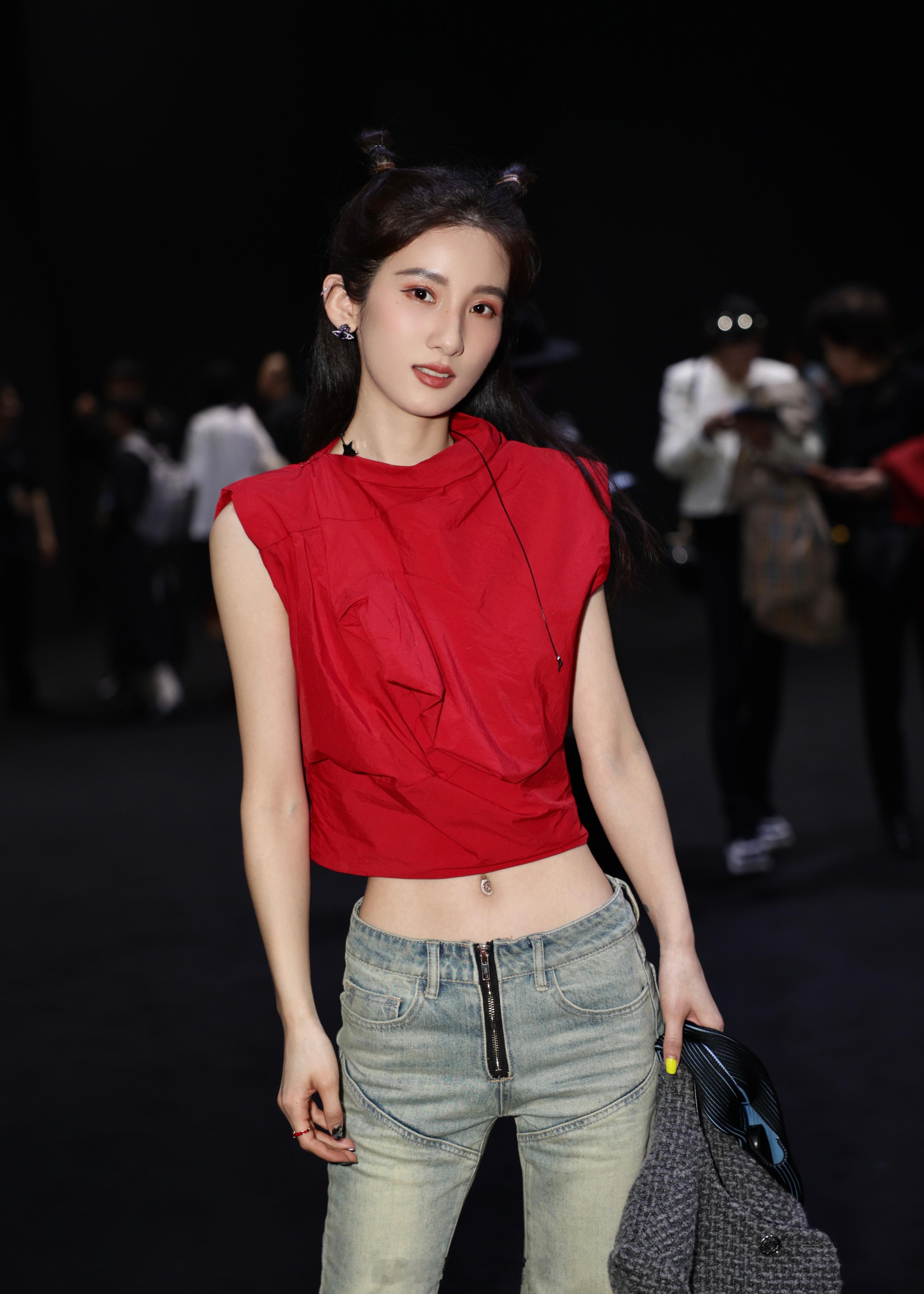 佩德里来了他什么时候开的“精品旅行团”！我也想参加北京街头惊现“西班牙红”穿搭教