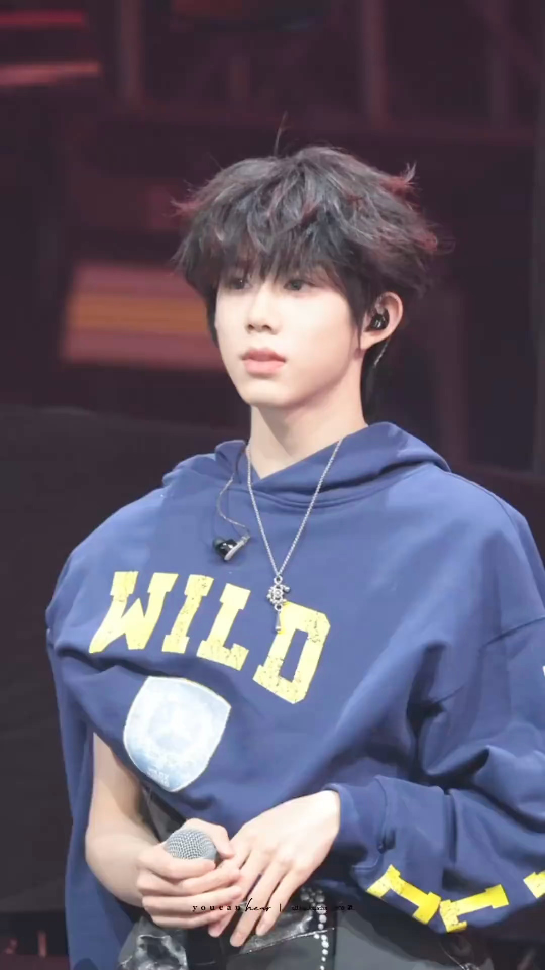 陈奕恒自我介绍。。红色挑染➕外套斜穿今天又是不一样的陈奕恒～ 陈奕恒外套斜穿