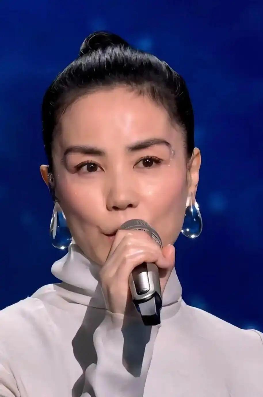 大家有注意到一个细节吗？每当王菲出现在春晚舞台上，无论是演唱什么类型或风格的曲目