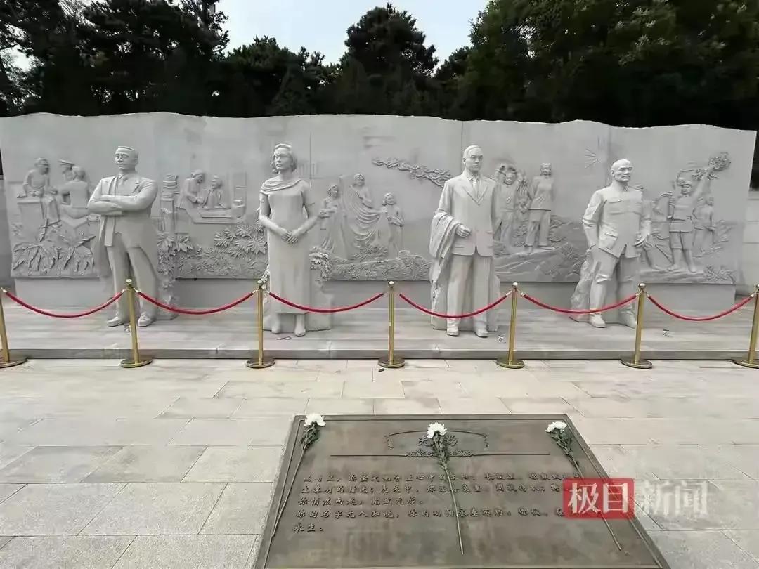 这是位于北京海淀西山国家森林公园内的西山无名英雄纪念广场上的四位英雄雕像。
  