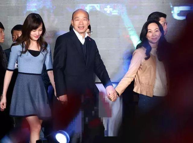 韩国瑜赴英看韩冰！据媒体报道，有读者分享了一张据称是在伦敦街头捕捉到的韩国瑜身影