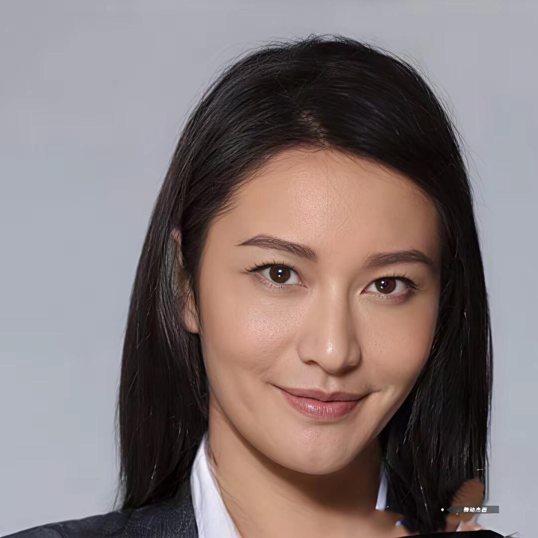 谁能想到女装版的周杰伦居然这么好看，这看起来真的好像陈妍希呀 周杰伦本身的样子倒