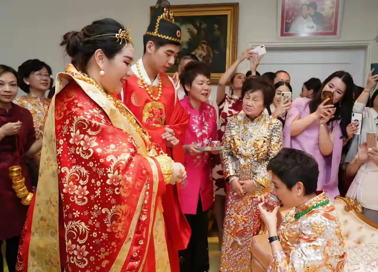 梁安琪应该是那种很少算计人心的岳母，女儿何超盈出嫁的时候，豪宅，珠宝，黄金，都直