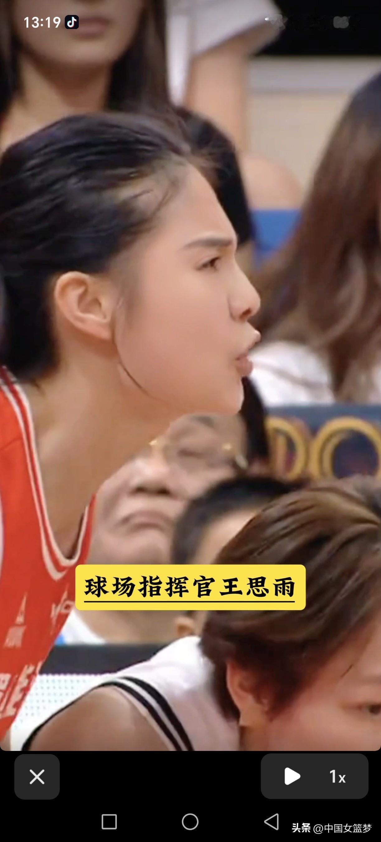 女篮球场指挥官王思雨一直在喊准备好了吗？3号杨力维右侧头起超远3分，老将高颂扑向