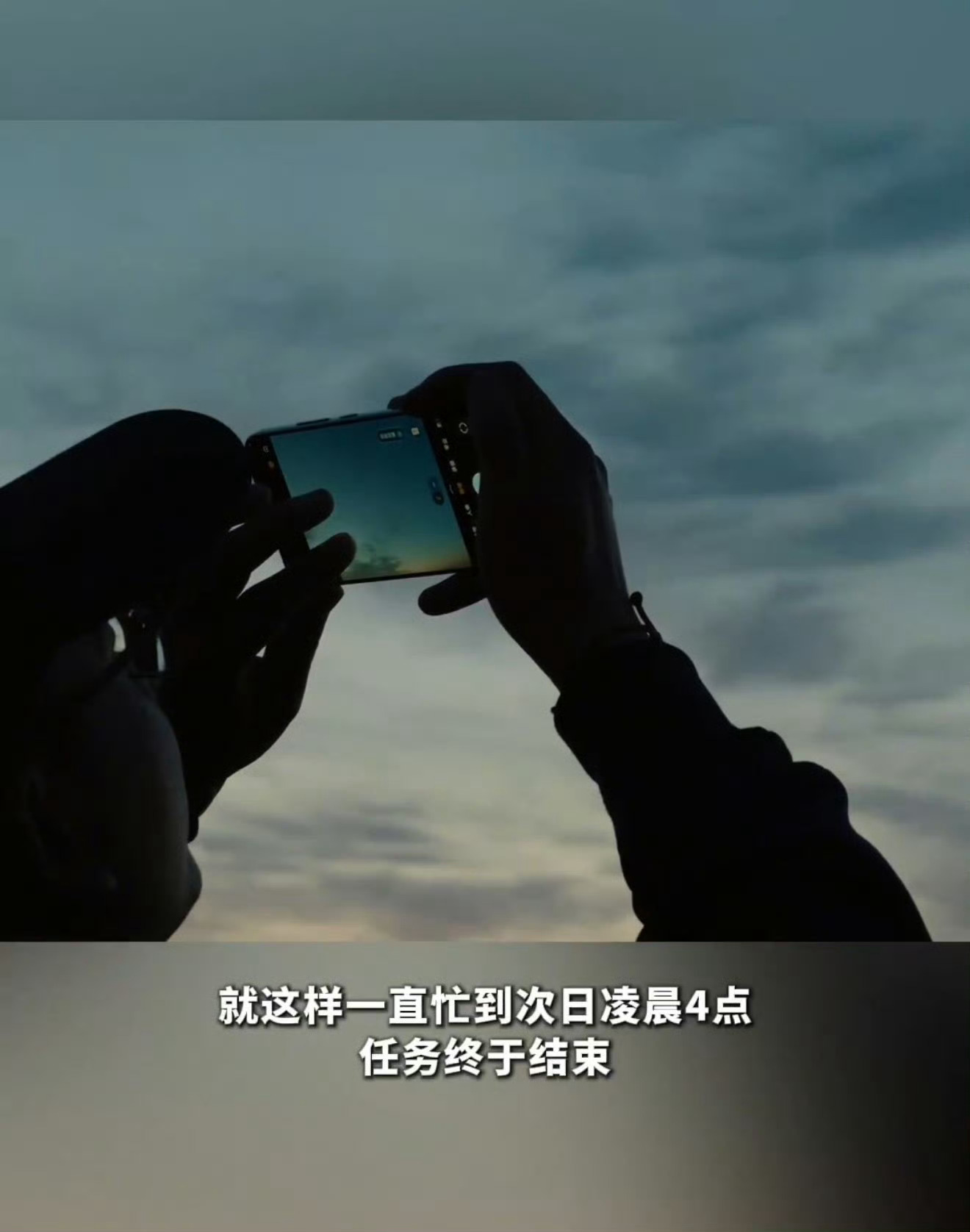 在45度的戈壁追星是什么体验6月中旬的宁夏中卫，戈壁上的热浪像是贴着人往上扑。这