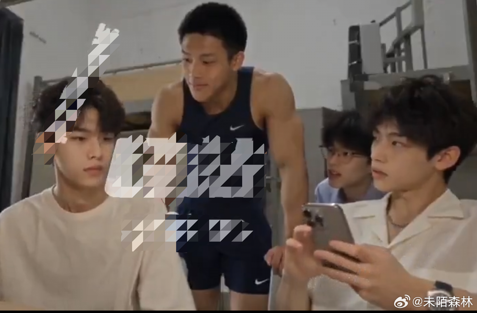 j子银行第二部感觉更好看了[舔屏] ​​​