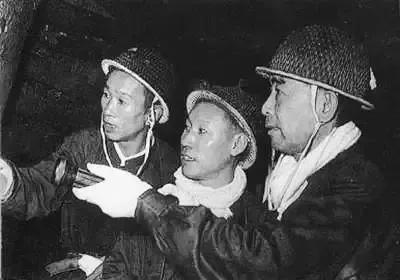 🍀请停留几秒，为伟人点个赞送朵花💐
《周总理和煤矿工人》
在那深邃矿井之下，