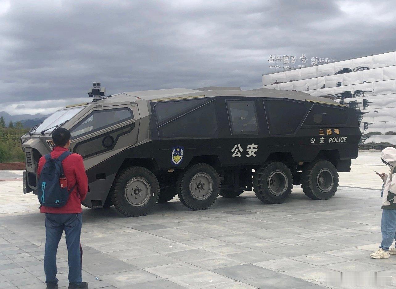[傻眼][傻眼]这……这是什么！？！？蘑菇聊车 公安基地车？！ ​​​