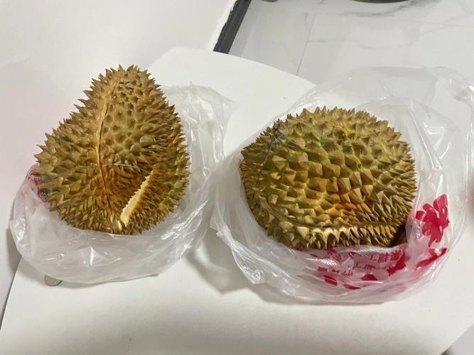 我买了两个榴莲，婆婆打开了觉得吃着有点不习惯，刚好小姑子回家了，就说她拿走一个吧