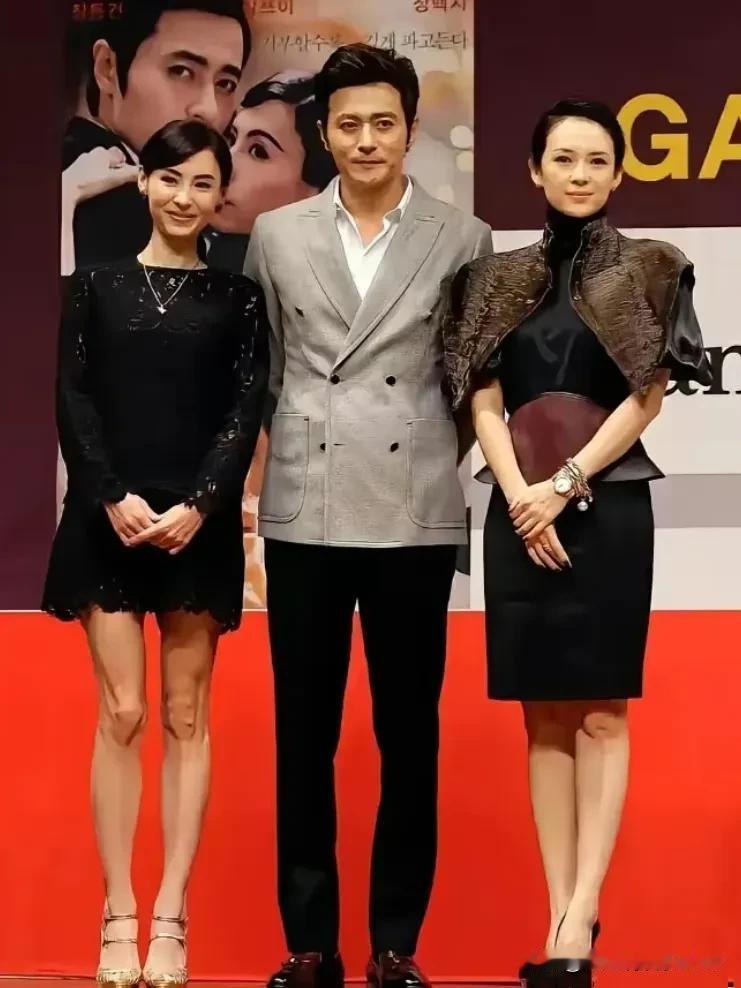 站在亚洲第一美男旁边，章子怡气场全开，身材高挑，站得笔直，精致的五官，显得更好看