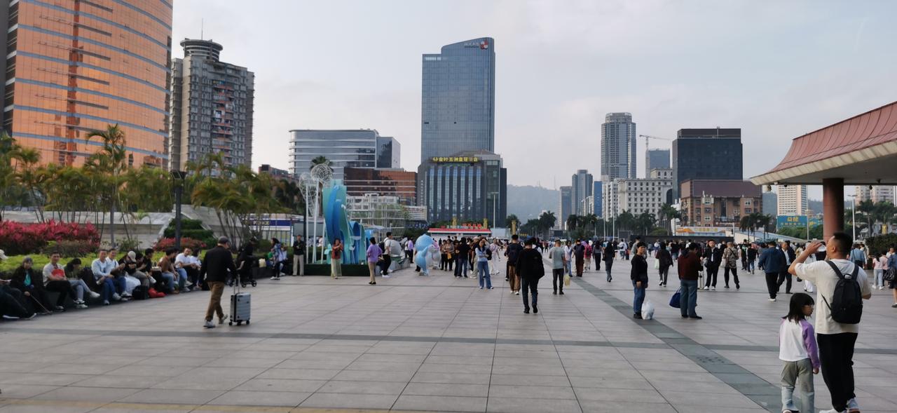 话说有两户邻居，一户是广东人，另一户是福建人，关系特别好。有一天，福建邻居要回乡